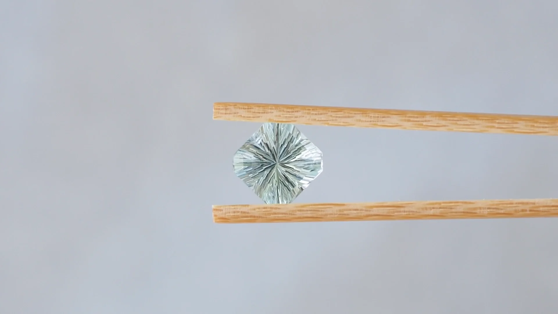 アクアマリン 2.840ct コンケーブ スクエア カット — Rara Lab アクアマリン 2.840ct コンケーブ スクエア カット — Rara Lab