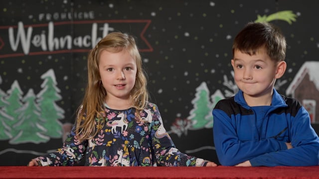 Kinder erzählen die Weihnachtsgeschichte