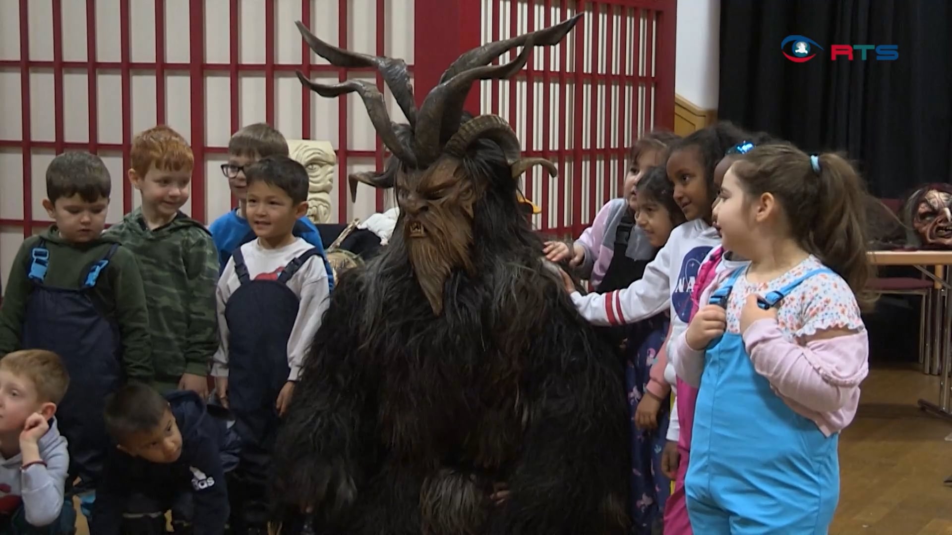 krampus-streichelzoo-wie-man-die-angst-vor-dem-krampus-ueberwindet