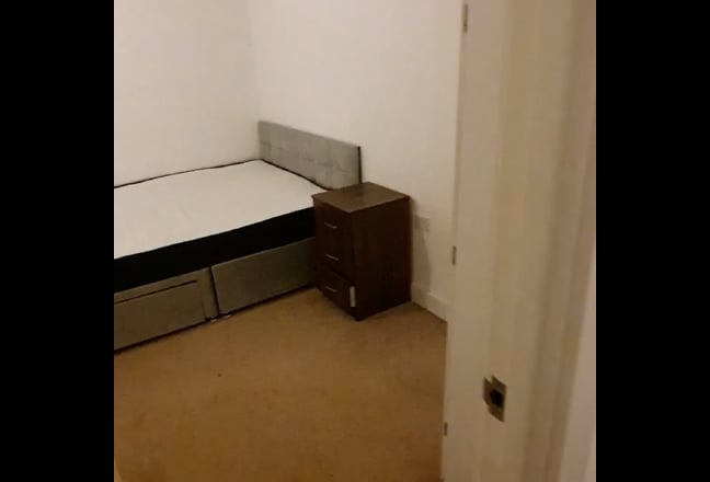 Room for rent in Tilbury  Main Photo