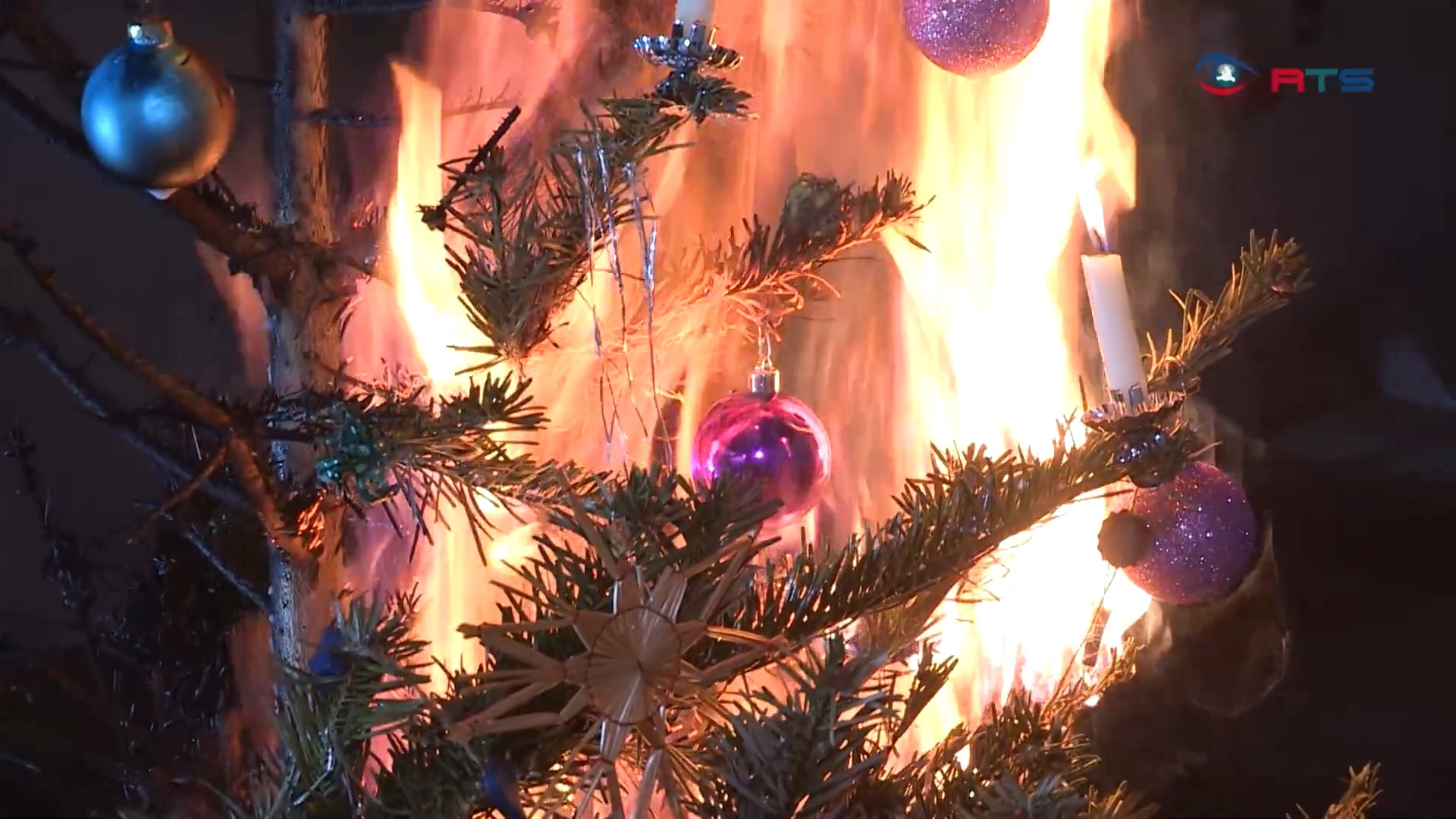 advent-advent-der-christbaum-brennt