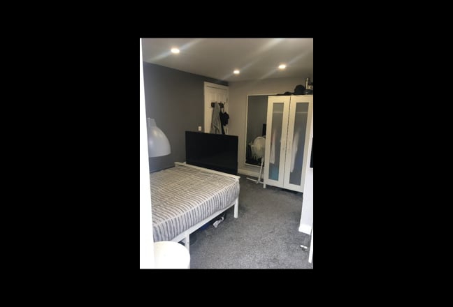 Double room in flat share in the heart of cheadle  Main Photo