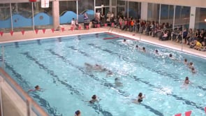 La natació artística s'exhibeix amb cançons nadalenques davant dels familiars