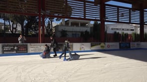 S'estrena la pista de gel de Plaça Catalunya, el gran atractiu d'aquest Nadal a l'Escala