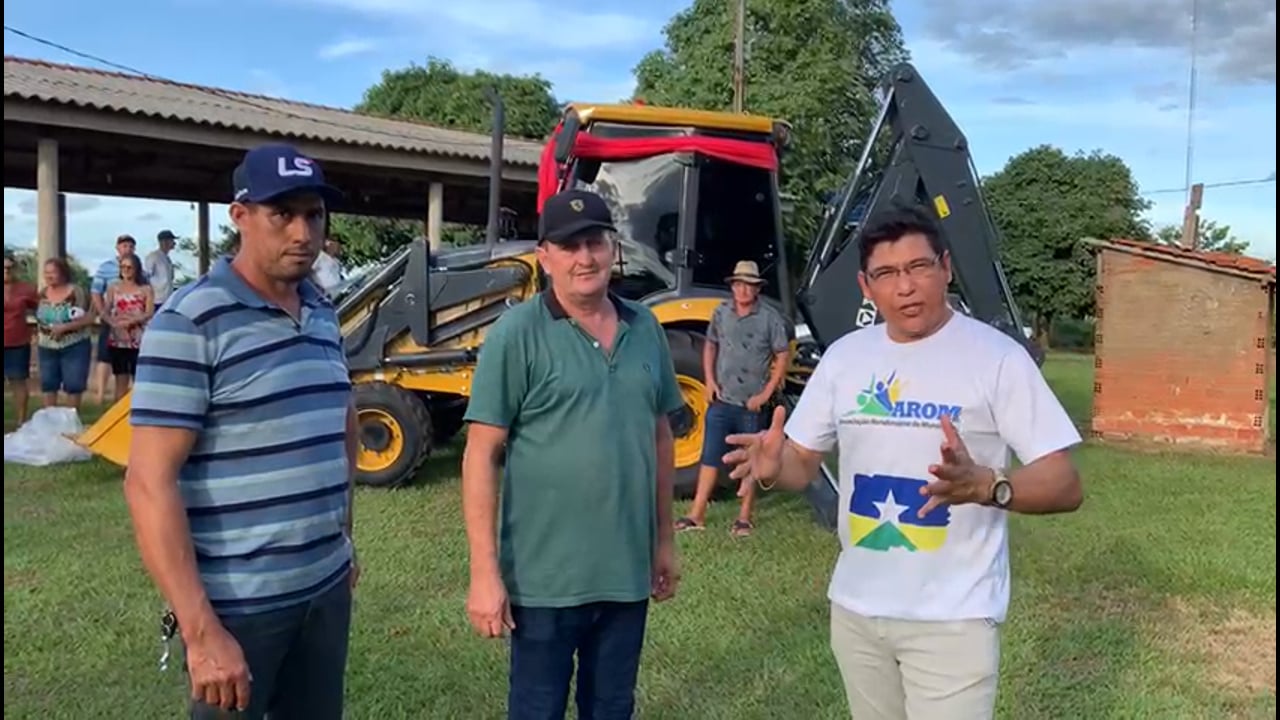 Entrega de maquinário para a associação de agricultores