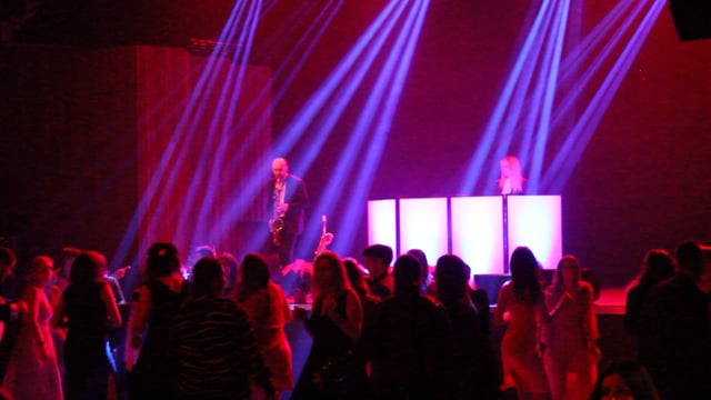 Saksofonista Krzysztof grający do DJ'a