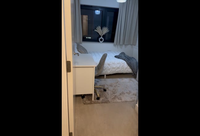 Modern S.Double in Greenwich- Female Student Pls Main Photo