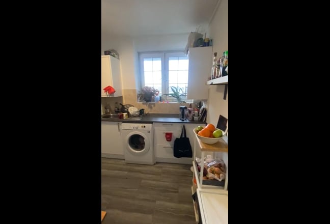 Brightly lit double bedroom in Oval Main Photo