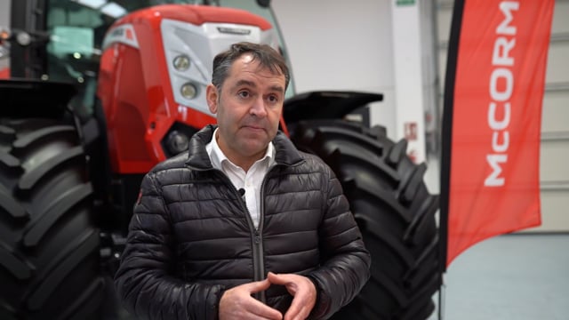 “A nosa máquina é un tractor versátil, con moito confort, moita fiabilidade, unha garantía de presente e de futuro para os nosos gandeiros”