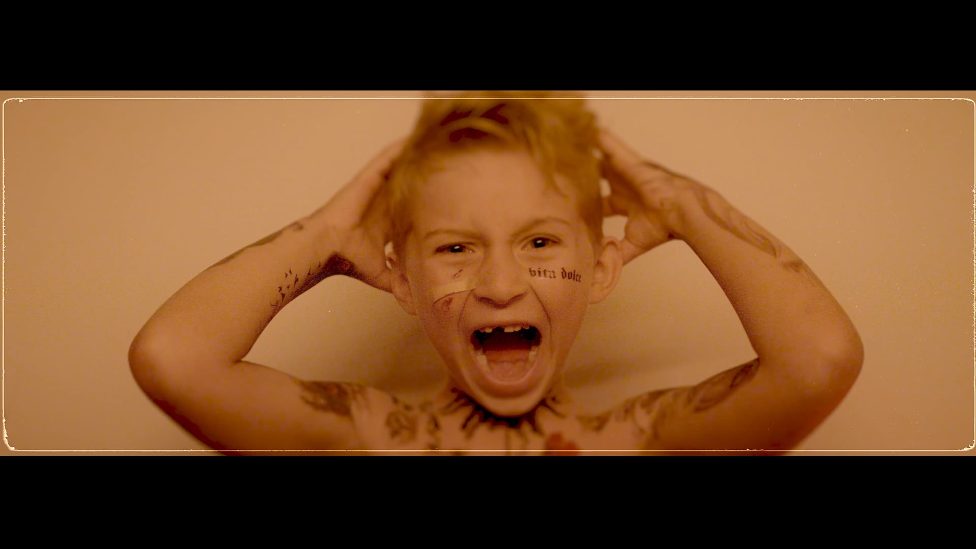 MaxFadeev_YuliannaKaraulova_TemKtoRuadom_MusicVideo