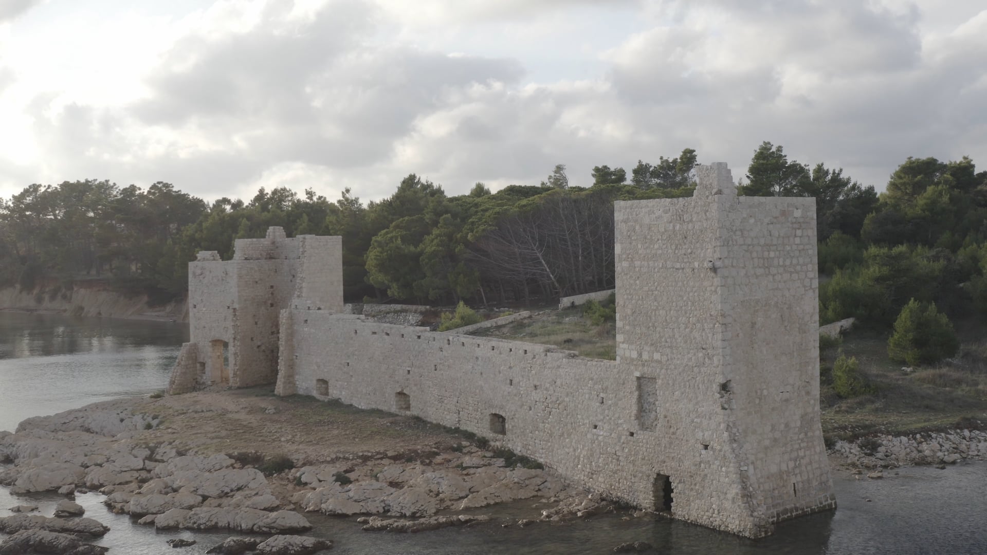 Extended 360° view of the ruined castle near the sea