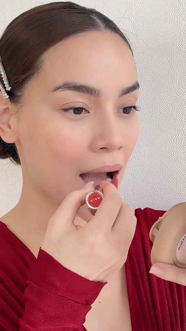 Màu son đỏ nổi bật cho dịp cuối năm on Vimeo