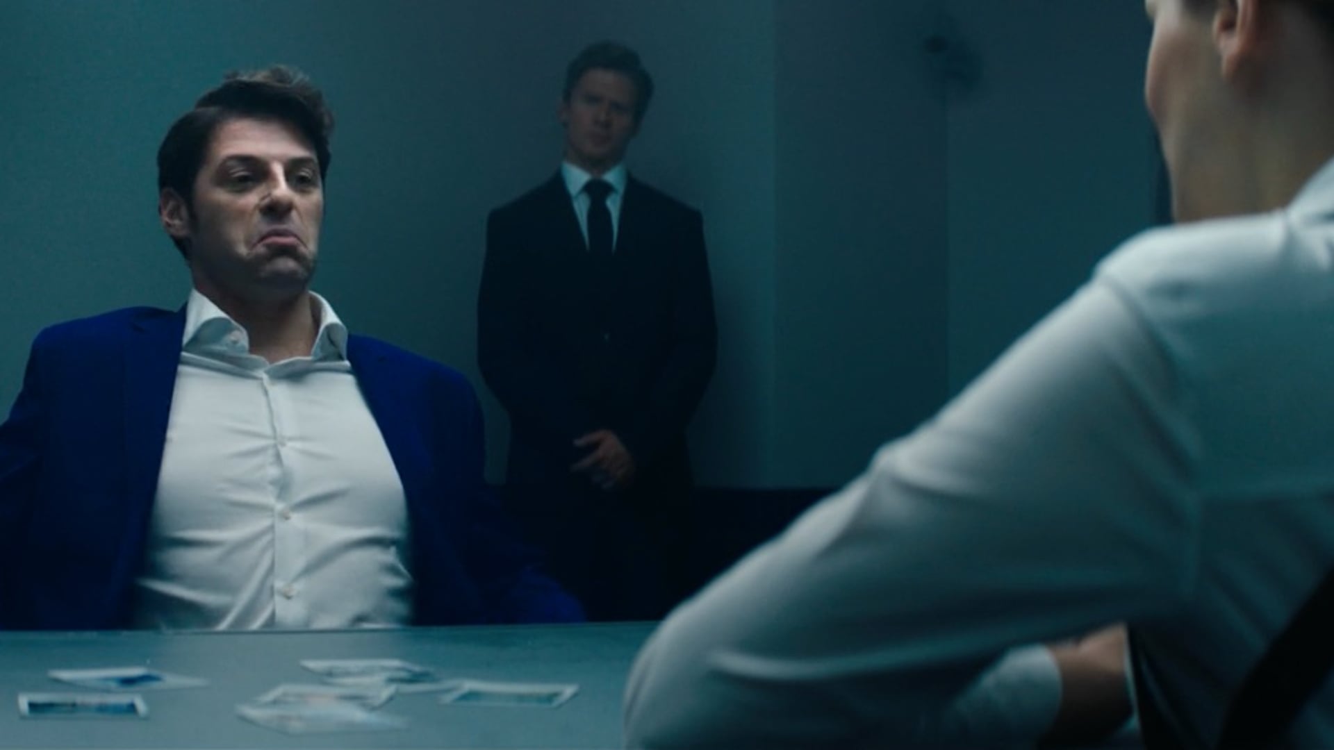 head & shoulders "interogation"