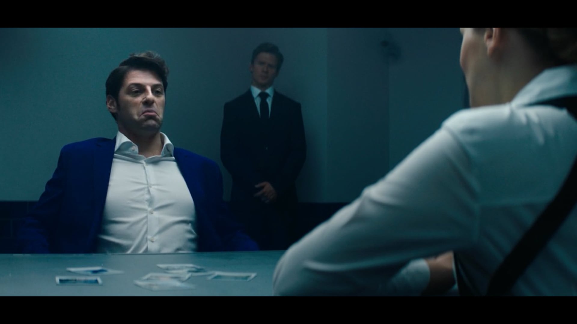 head & shoulders "interogation"