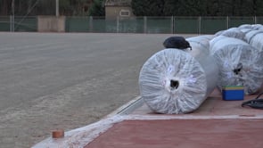 L'herba artificial del camp de futbol encara no s'ha plantat