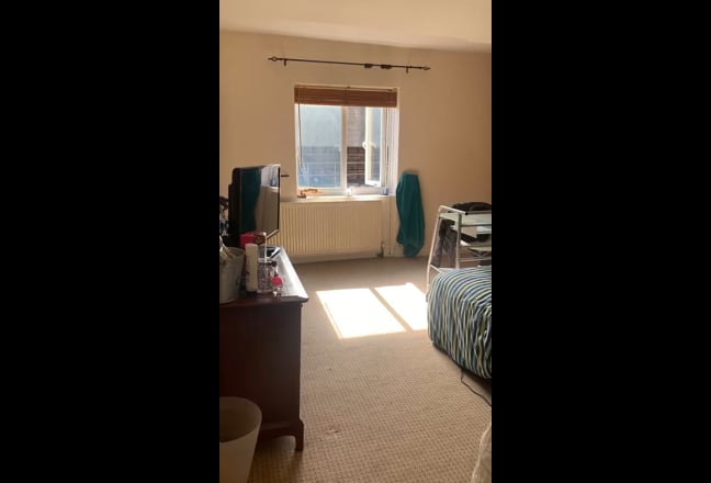 Furnished 3 bed flat next to tube and high street Main Photo