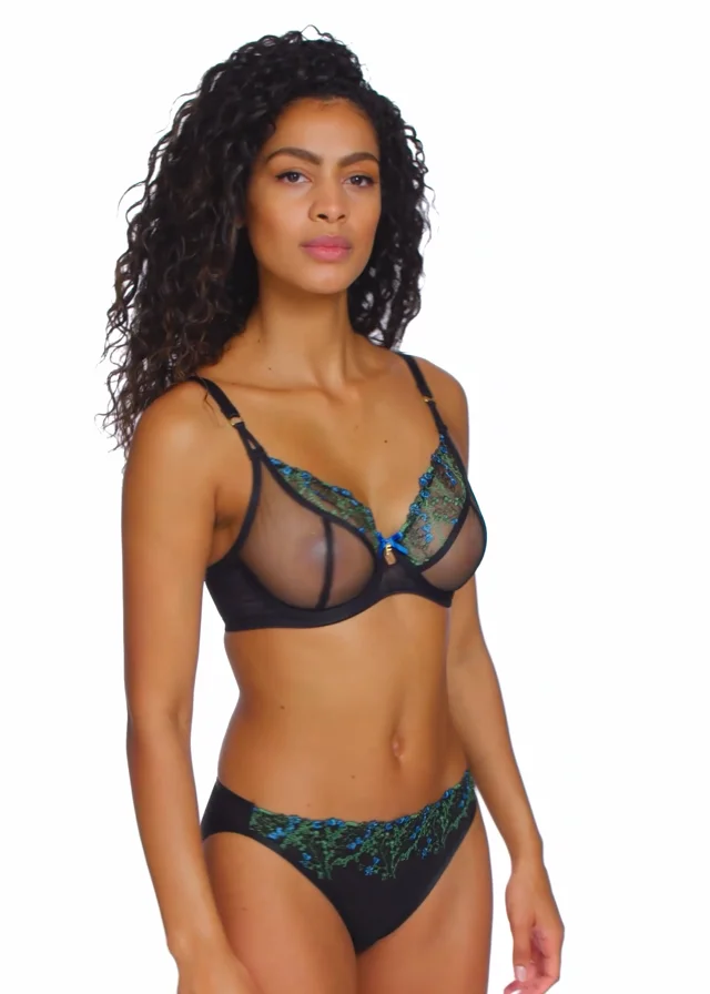 Show-off plunge bra