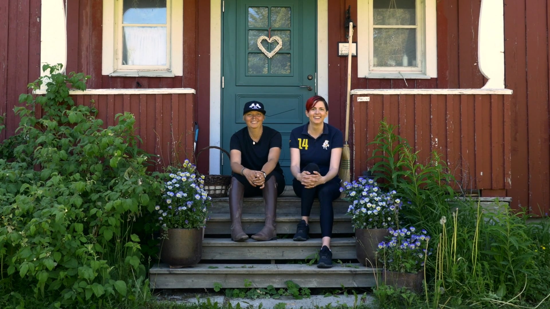 Sara och Greta driver en hästgård