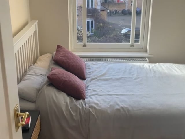 Large double room in modern flat with free parking Main Photo