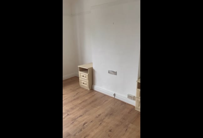 Very spacious double room available to rent  Main Photo