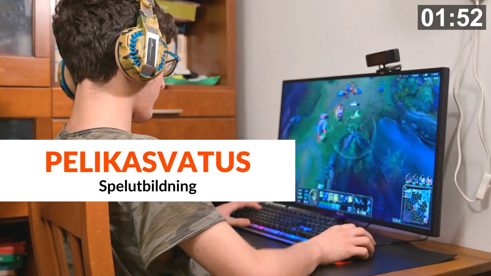 Osiyoning oyoqlarini yalaydi