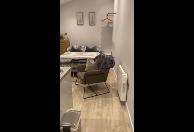 Mon-Fri Beautiful self contained room near Arm Main Photo