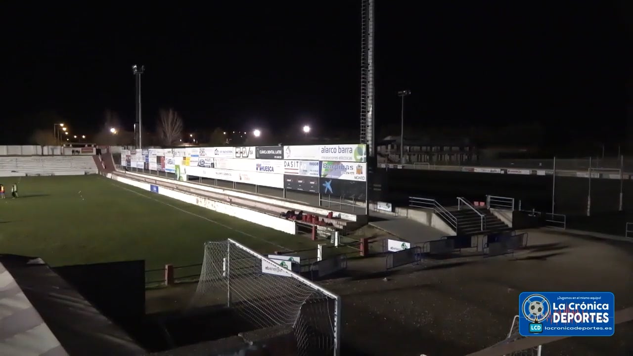 El robo de parte del cableado en las torres de iluminación de las instalaciones del municipal de los deportes, dejan estas imágenes de oscuridad y parón de entrenamientos de casi todos los equipos del fútbol en Barbastro.