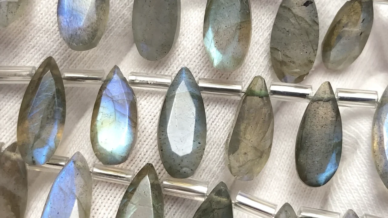 ラブラドライト（産地・マダガスカル） ペアシェイプ ファセットカット