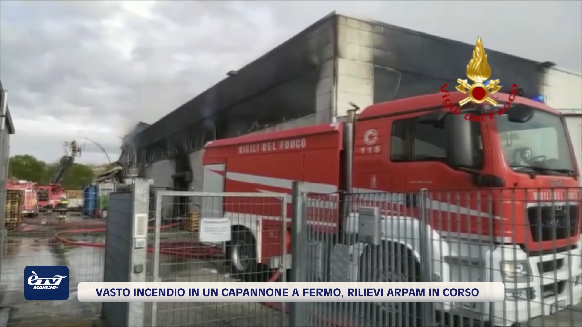 Vasto incendio in un capannone a Fermo, rilievi Arpam in corso - VIDEO