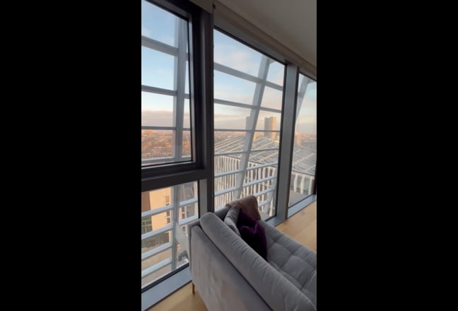 Spacious en-suite - WHITE CITY Main Photo