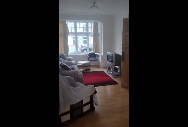 XL double room, plenty of storage & parking Main Photo