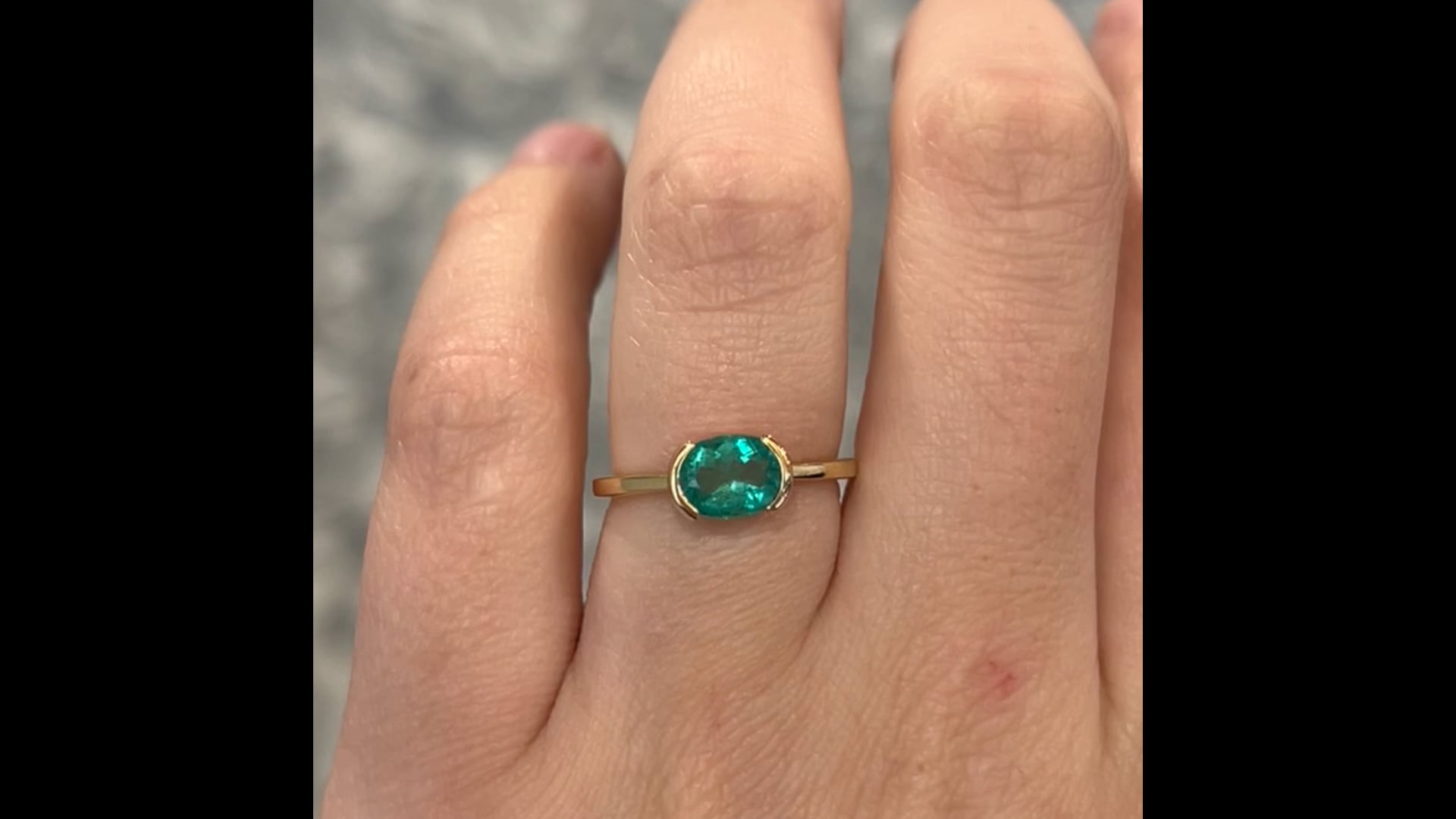 【MEJURI】Single Emerald Cut ジェムストーン フープ チャーム Half Bezel Set Oval Cut Emerald Ring in 14k Yellow Gold