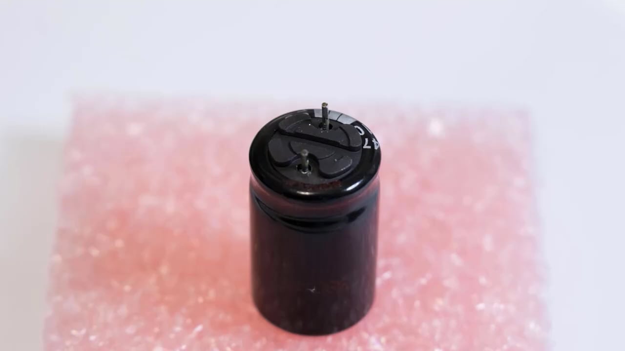 Condensator, câmp electric