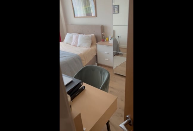 Large and modern double en-suite room  Main Photo