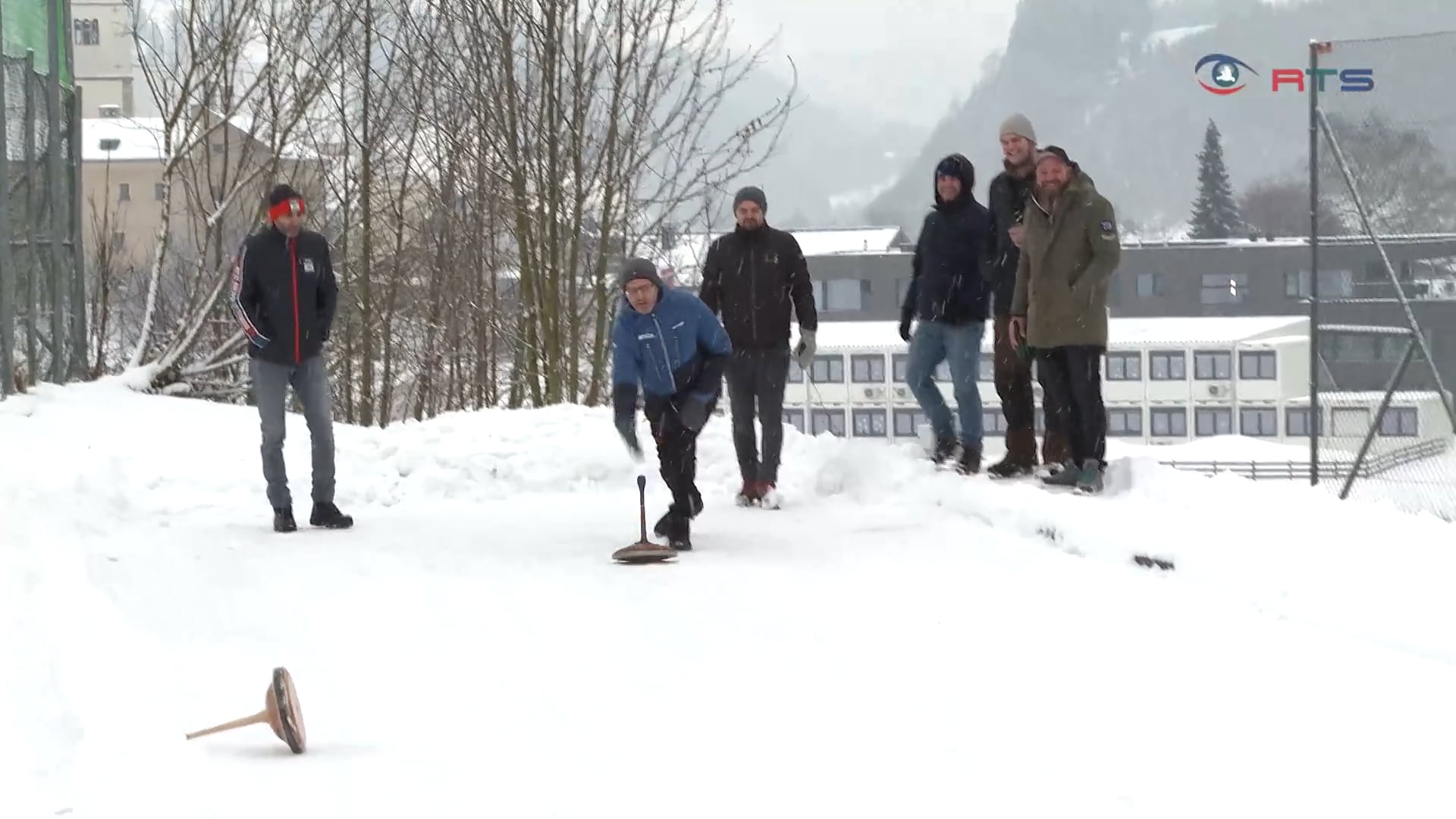 16-mannschaften-hatten-beim-eisstock-turnier-von-ak-und-oegb-betriebssport-in-pfarrwerfen-jede-menge-spass