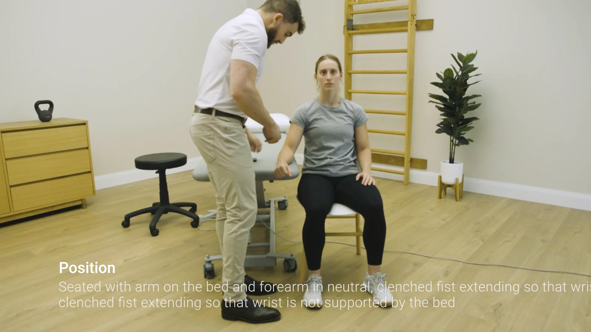 VALD DynaMo Plus Hand Grip Squeeze (Sitting - 90 Degree Elbow Flexion)  Compression Test on Vimeo