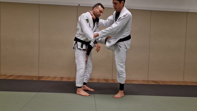 Défense de single leg quand l'adversaire tient le kimono