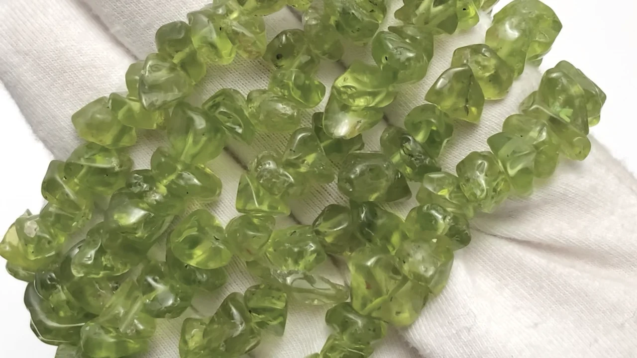 動画】ペリドットAA+ チップ(ミニタンブル) 1連(ブレス) - 天然石