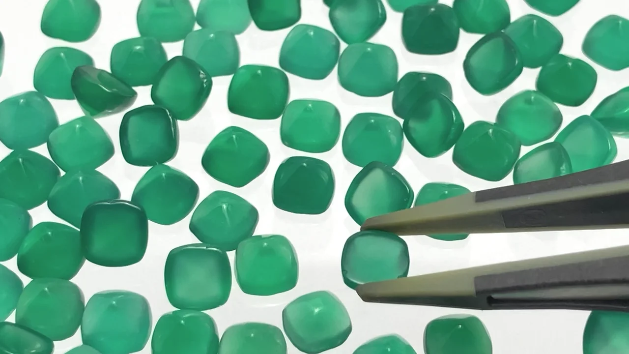 グリーンオニキス シュガーローフカット6×6mm 4個｜天然石ビーズの卸