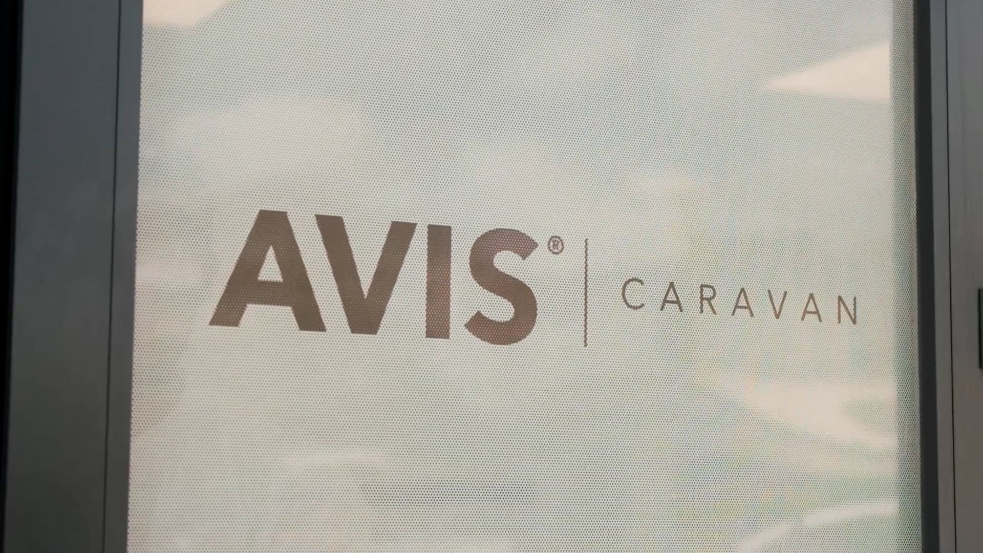 AVIS CARAVAN x REACH GEBLO