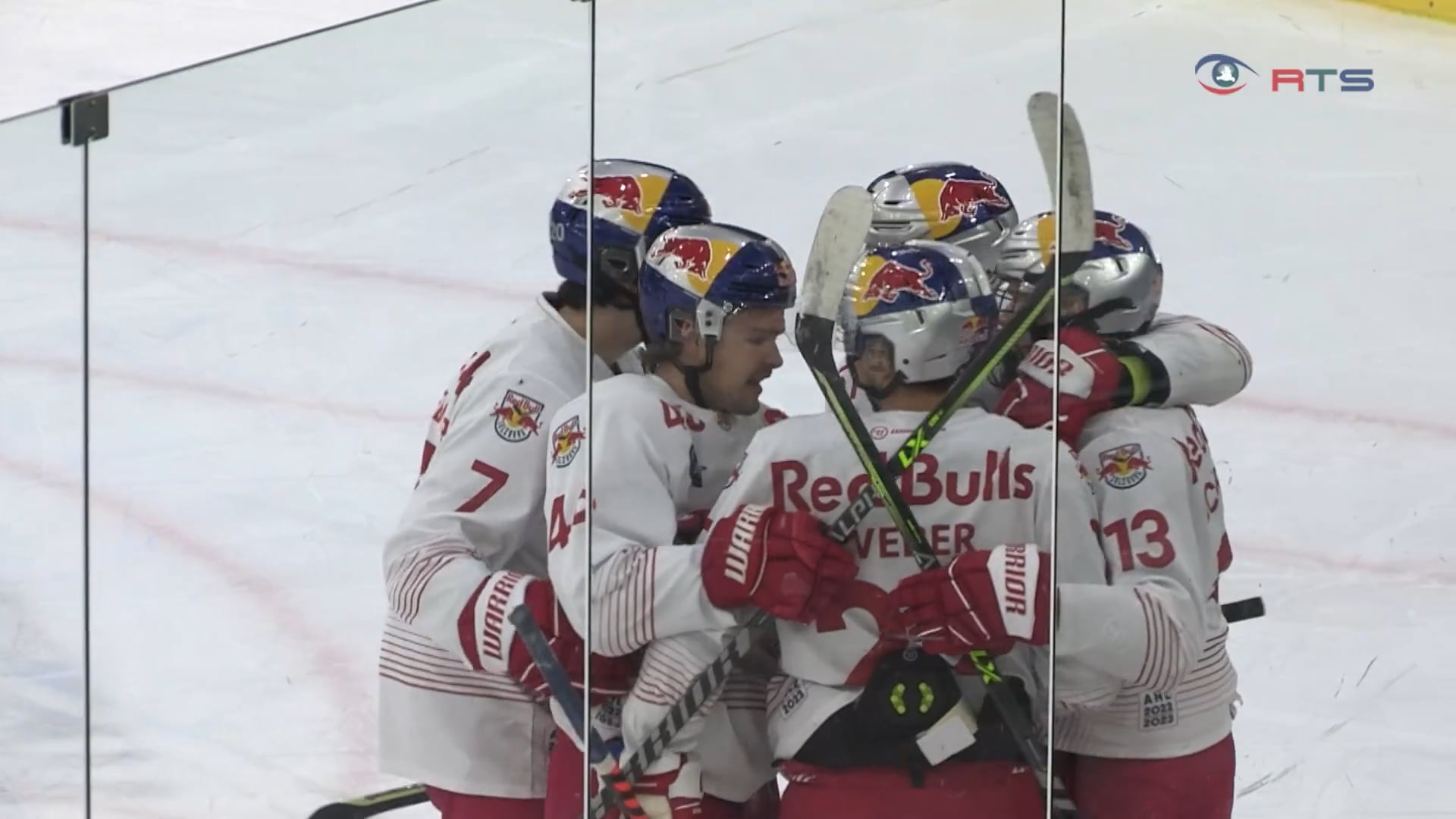 red-bull-hockey-juniors-mit-einem-puck-bombardement-gegen-jesenice