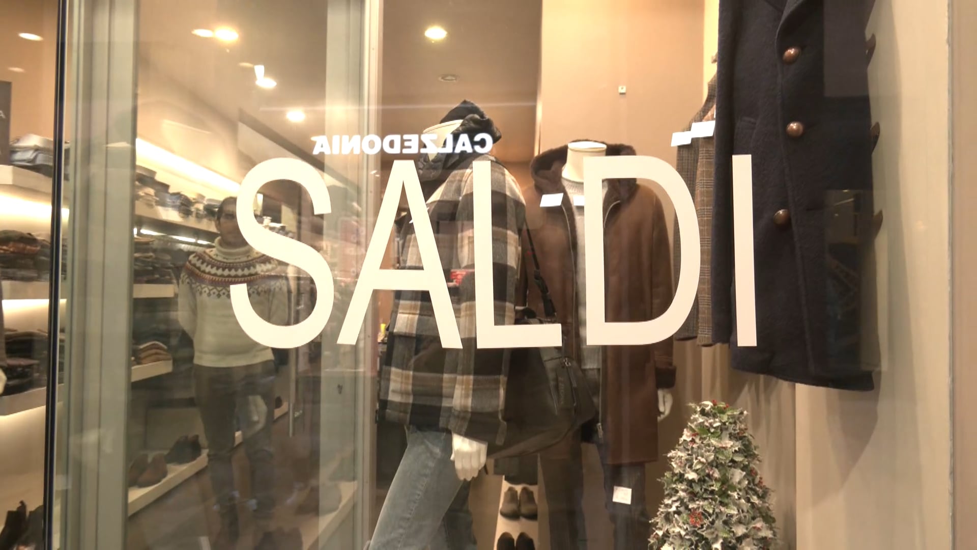 Tutti pazzi per i saldi vendite su del 15 a Bologna éTV Rete 7