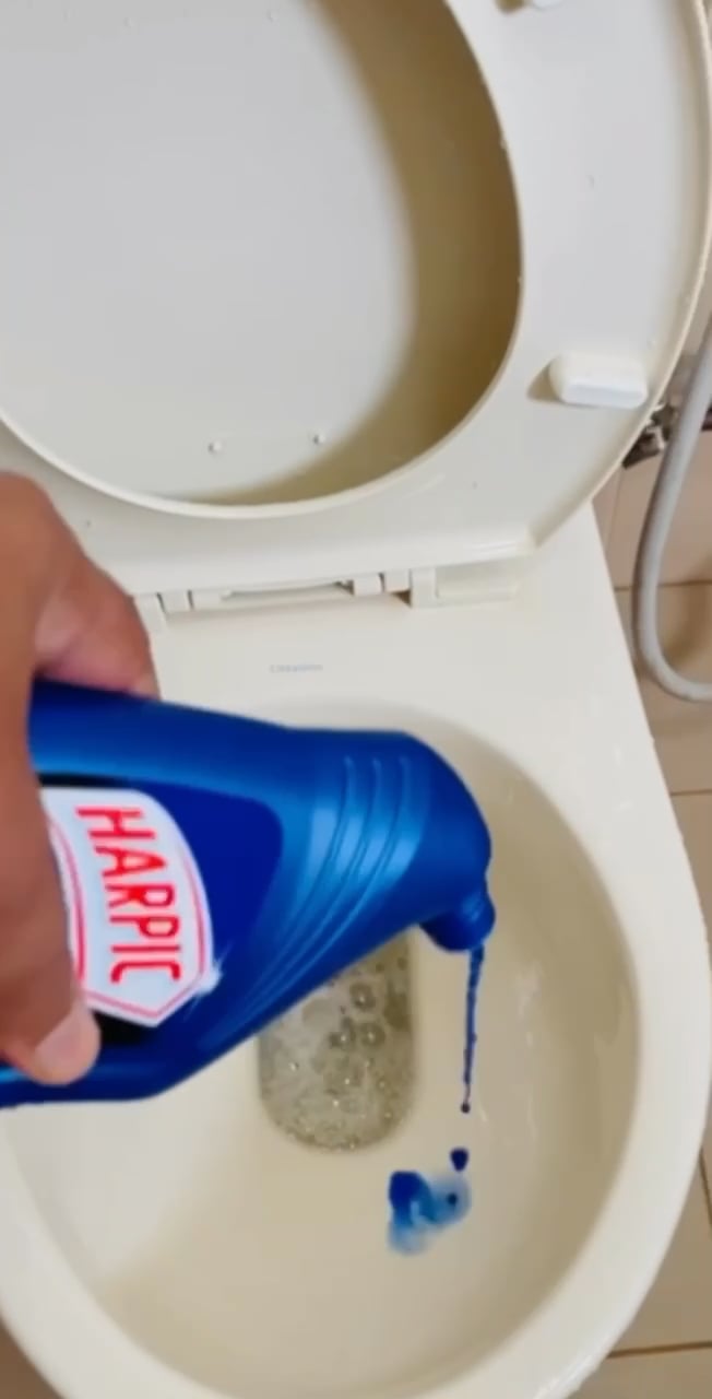 Product 25722 Harpic Powerplus x10 Max Clean Toilet Cleaner by