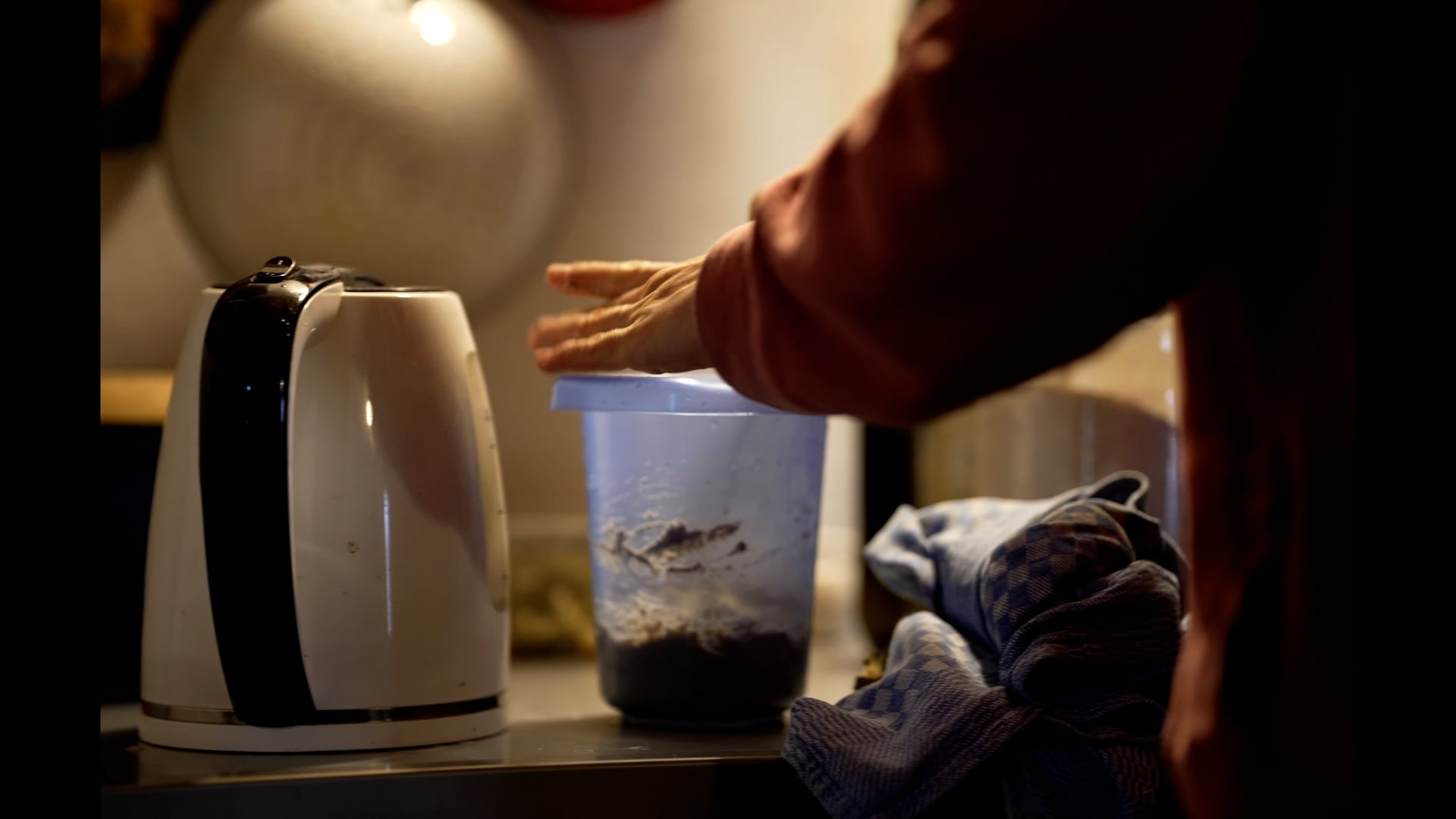 Preparing dinner, kettle visbile, stiring
