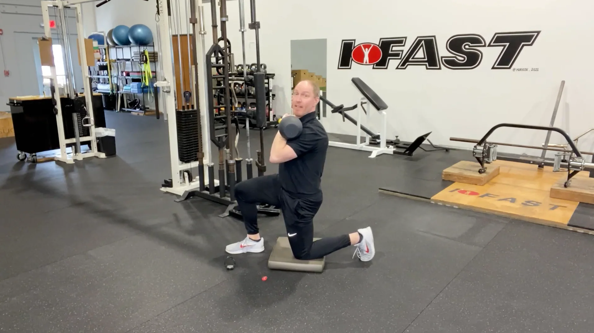 ハーフニーリングケトルベルプレス | Kinetikos