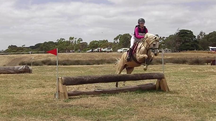 Matilda Burke riding Astbury Gold Class 364 Ev65 Geelong Horse Trials