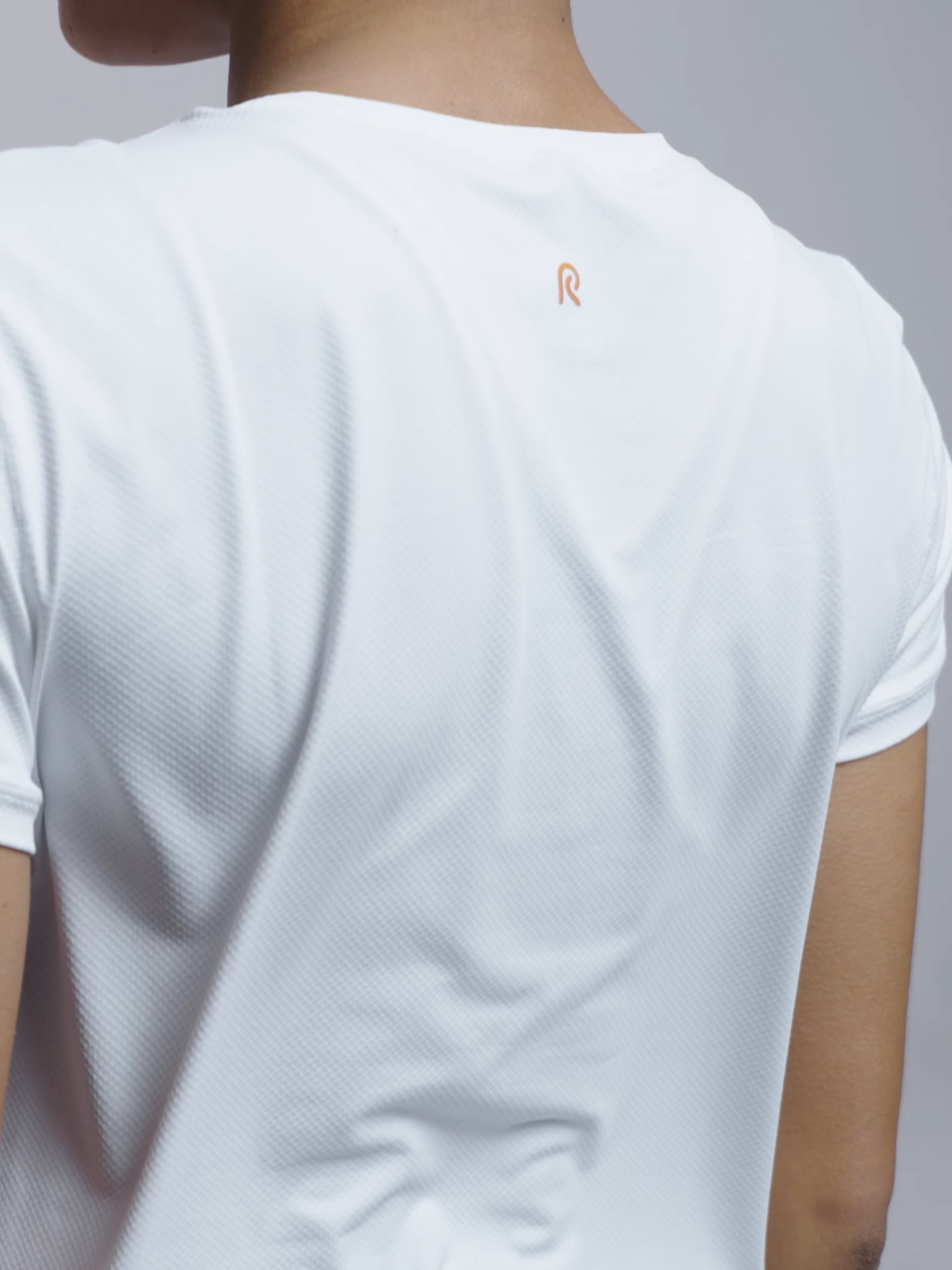 חולצה מנדפת זיעה עם שרוול קצר