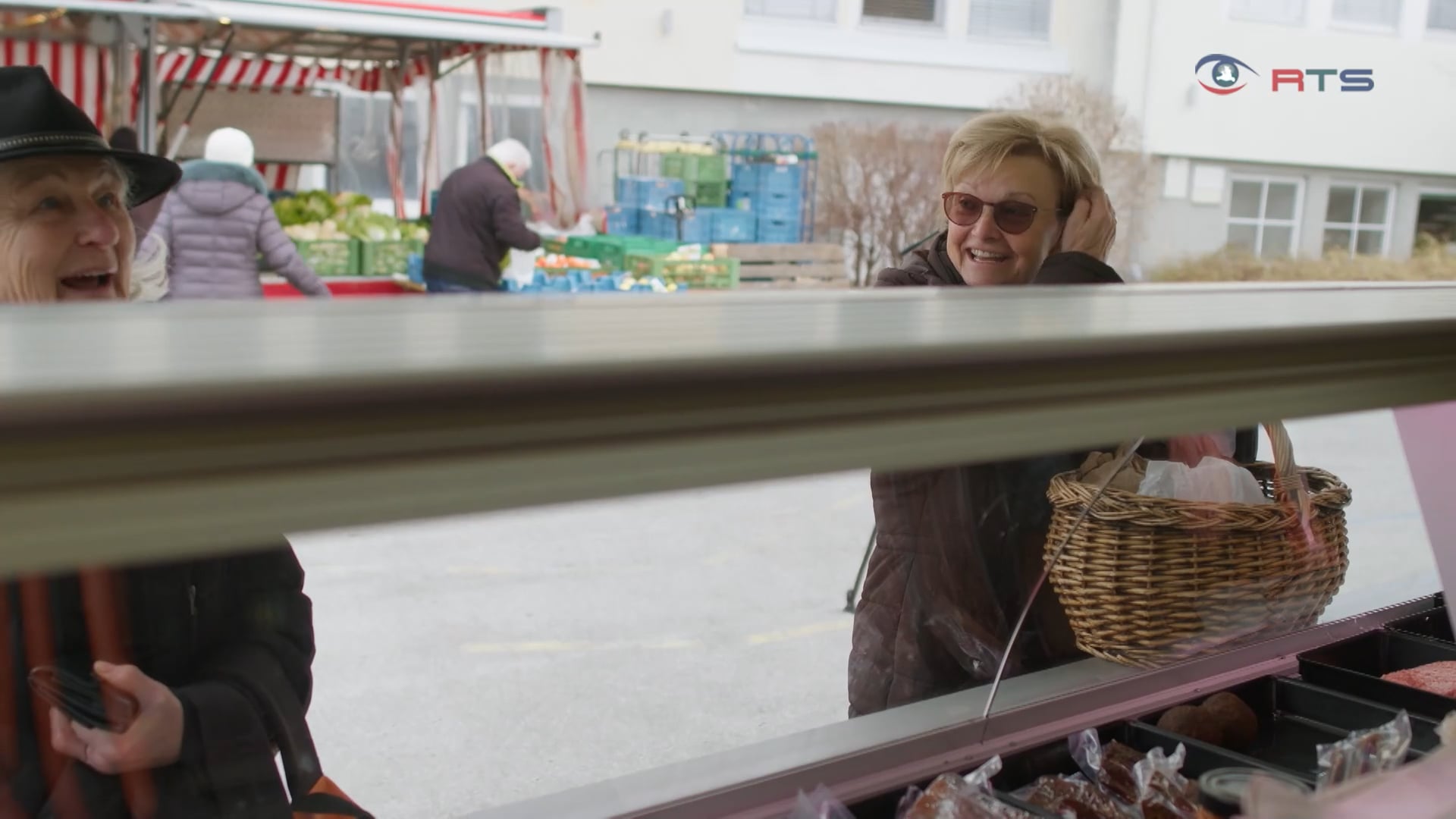 ein-wochenmarkt-als-sozialer-treffpunkt-fuer-den-ganzen-ort