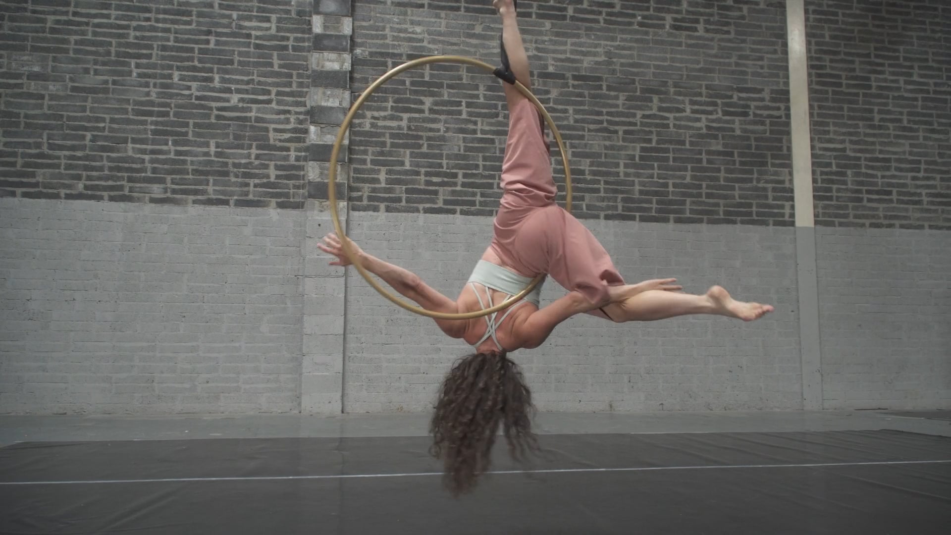 Chrissie Ardill - Aerial Hoop