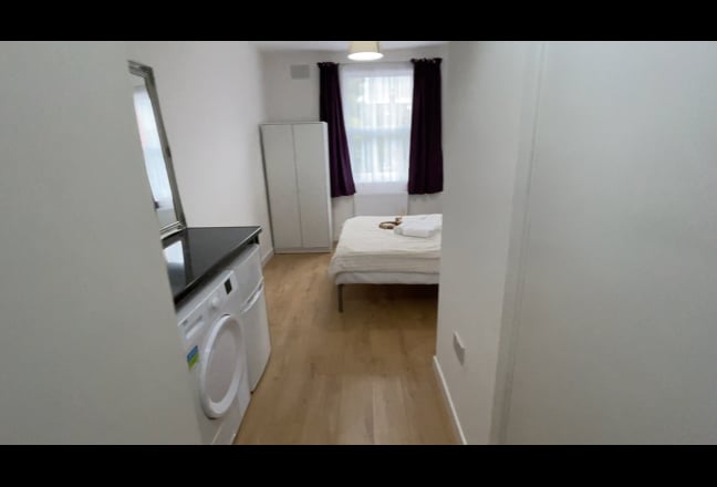 £̶1̶4̶5̶0̶ Double ensuite w/ kitchenette Main Photo